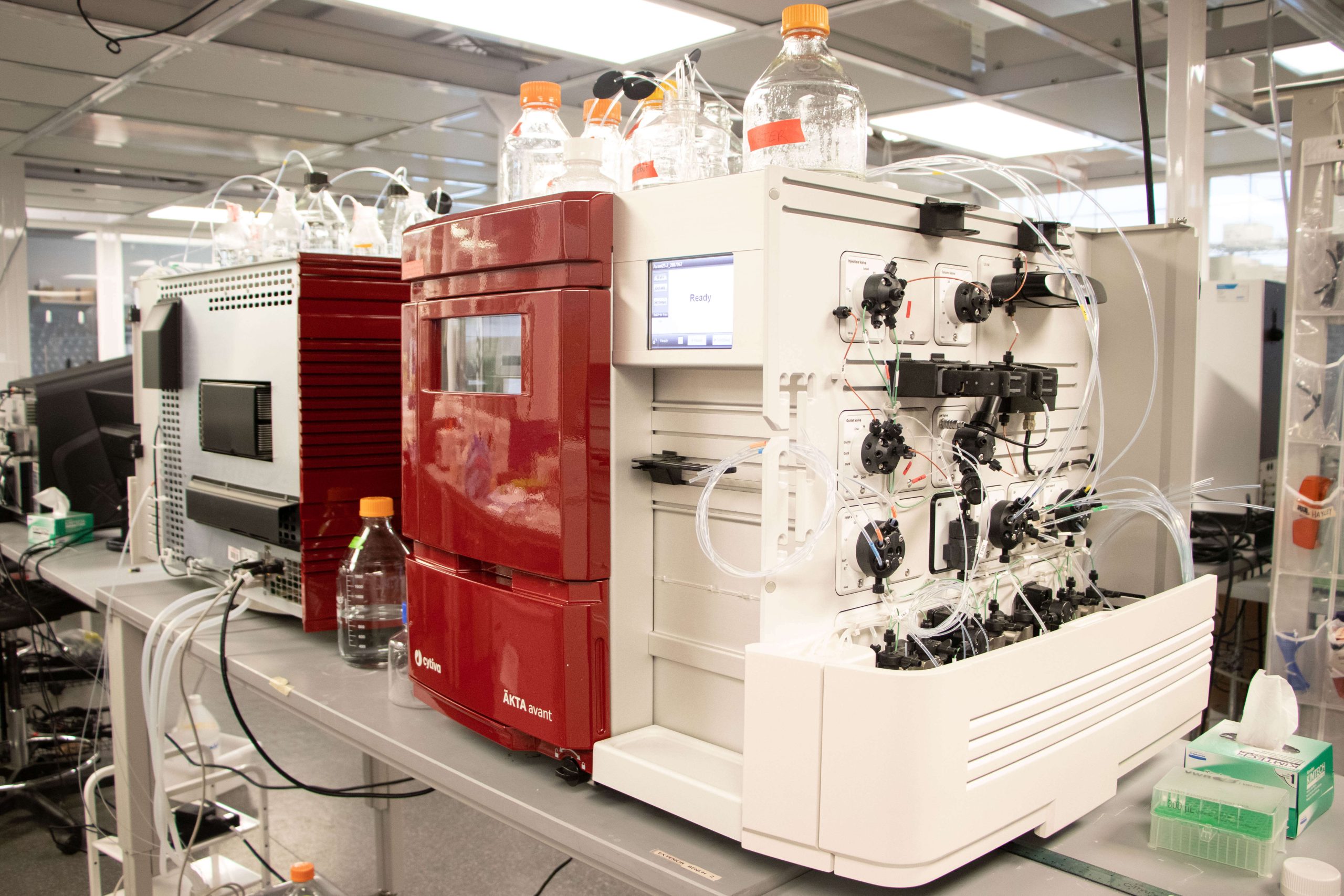 Picture of a laboratory, with a red machine in the center of a photo